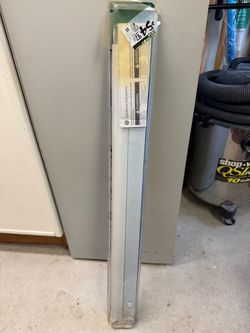 Fluorescent light fixture