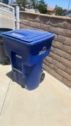 Trashcan bin receptacle container