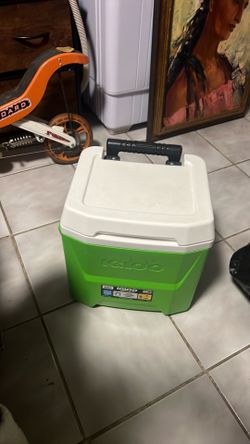 Igloo cooler with wheels