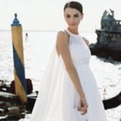 David’s Bridal Ivory High neck w/ detachable cape 7T9850 Never Worn. Still has tags.