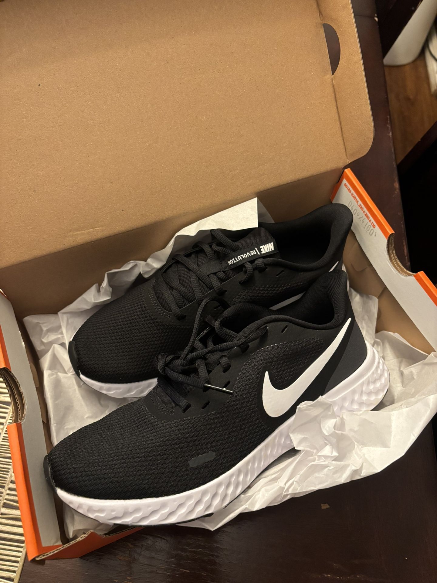 Women Nike Revolution Size 8.5 New