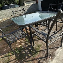 Patio Table And 4 Chairs 