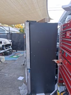 Refrigerator three door
