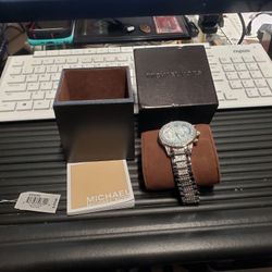 Watch. Michael kors with wood box tag and booklet.