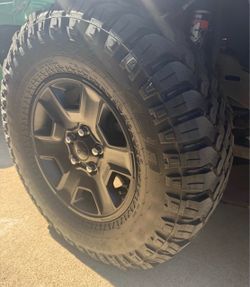 Set of 5 lt285/70r17 Falken Wild peak M/T mt01 tires and rims for jeep Mojave.