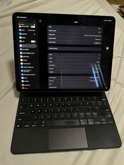 iPad Pro (5th Gen) A2378 256GB, Wi-Fi, 12.9 in - Space Gray and Apple Keyboard