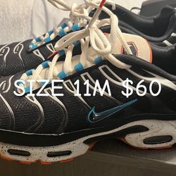 MENS NIKES SIZE 11M
