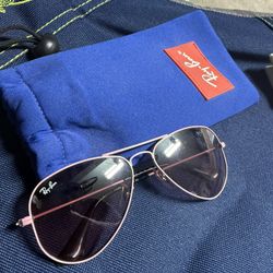  Ray-Ban Junior Aviator sunglasses with a pink metal frame and pink Tinted Lenses 