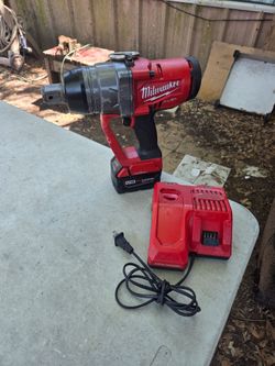 Milwaukee 18v 1" impact one key batt 5.0 y cargador todo  trabaja bien $430 Firme Área Jersey Village 77O41 low Ball will b ignored