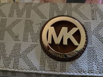 Michael kors beige wallet