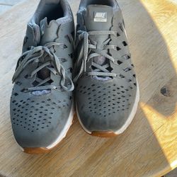 MEN’S    GRAY TRAINING SNEAKERS. GOOD CONDITION SIZE 14 