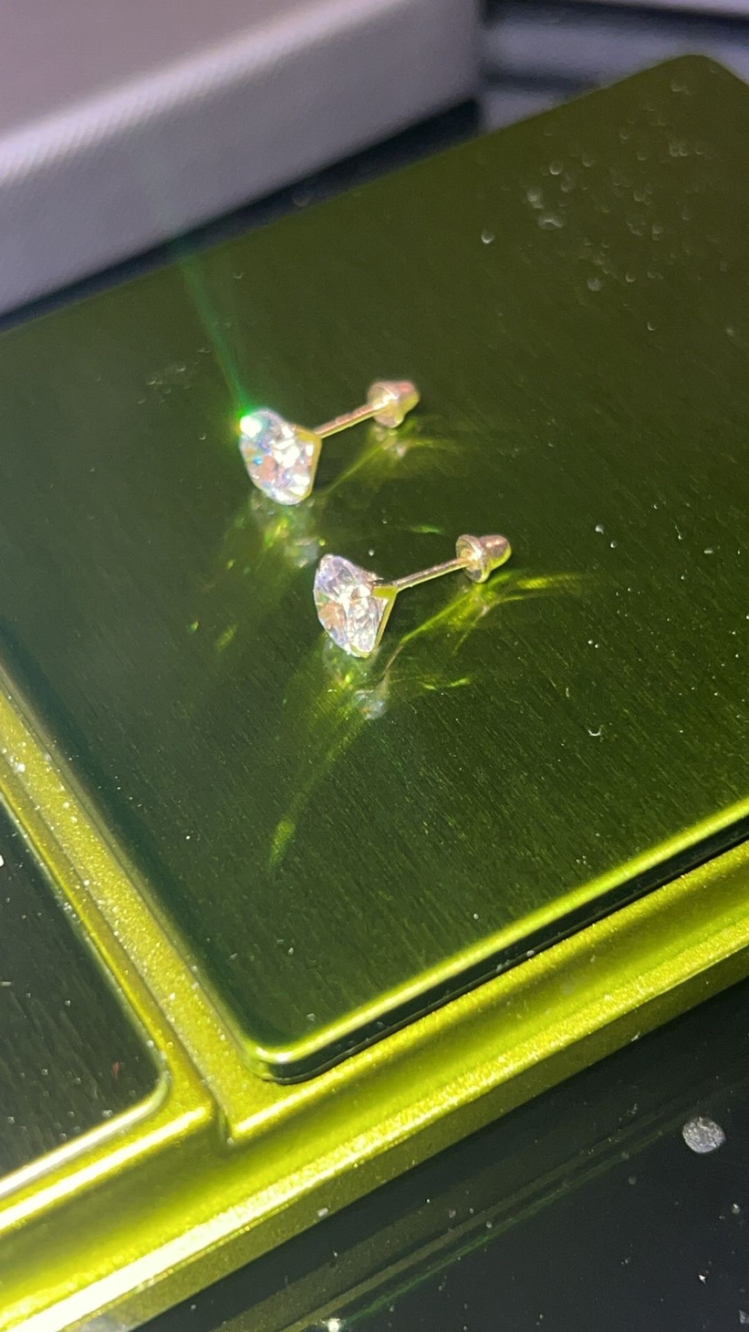 Diamond Earings Screw Back 14kt Gold