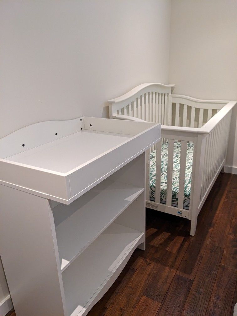 Crib & Changing Table Set for Sale in Artesia, CA - OfferUp
