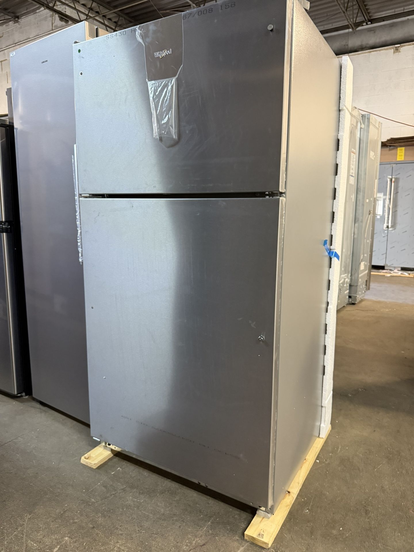 ❄️ NEW 33” Whirlpool - 20.5 Cu. Ft. Top-Freezer Refrigerator - Monochromatic Stainless Steel