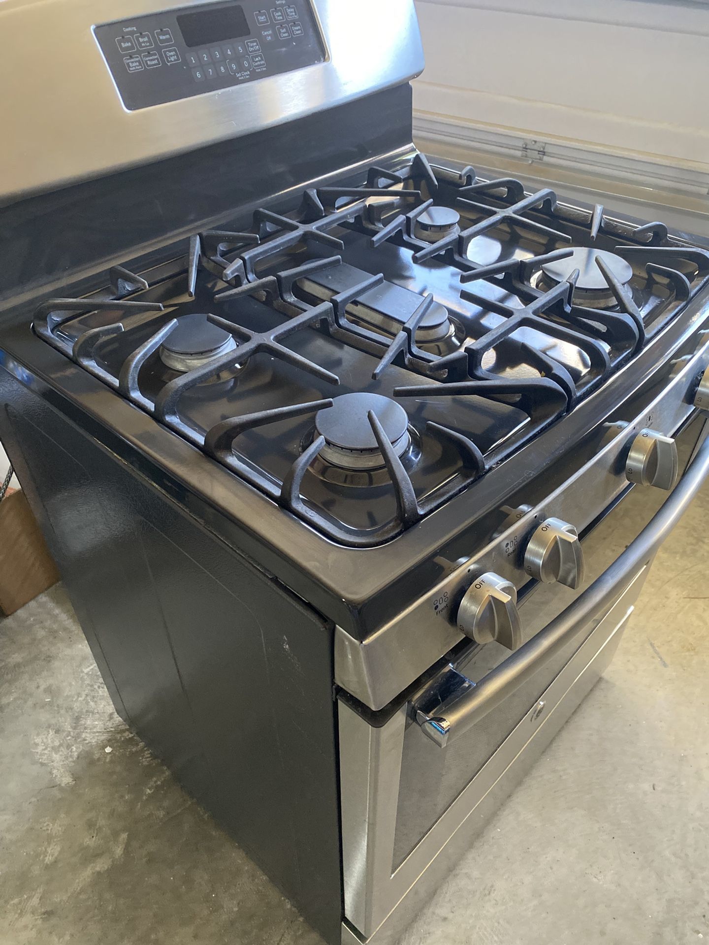 GE 30" Free-Standing Gas Convection Range - Used