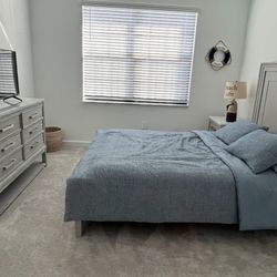 Queen bedroom Set With Mattress