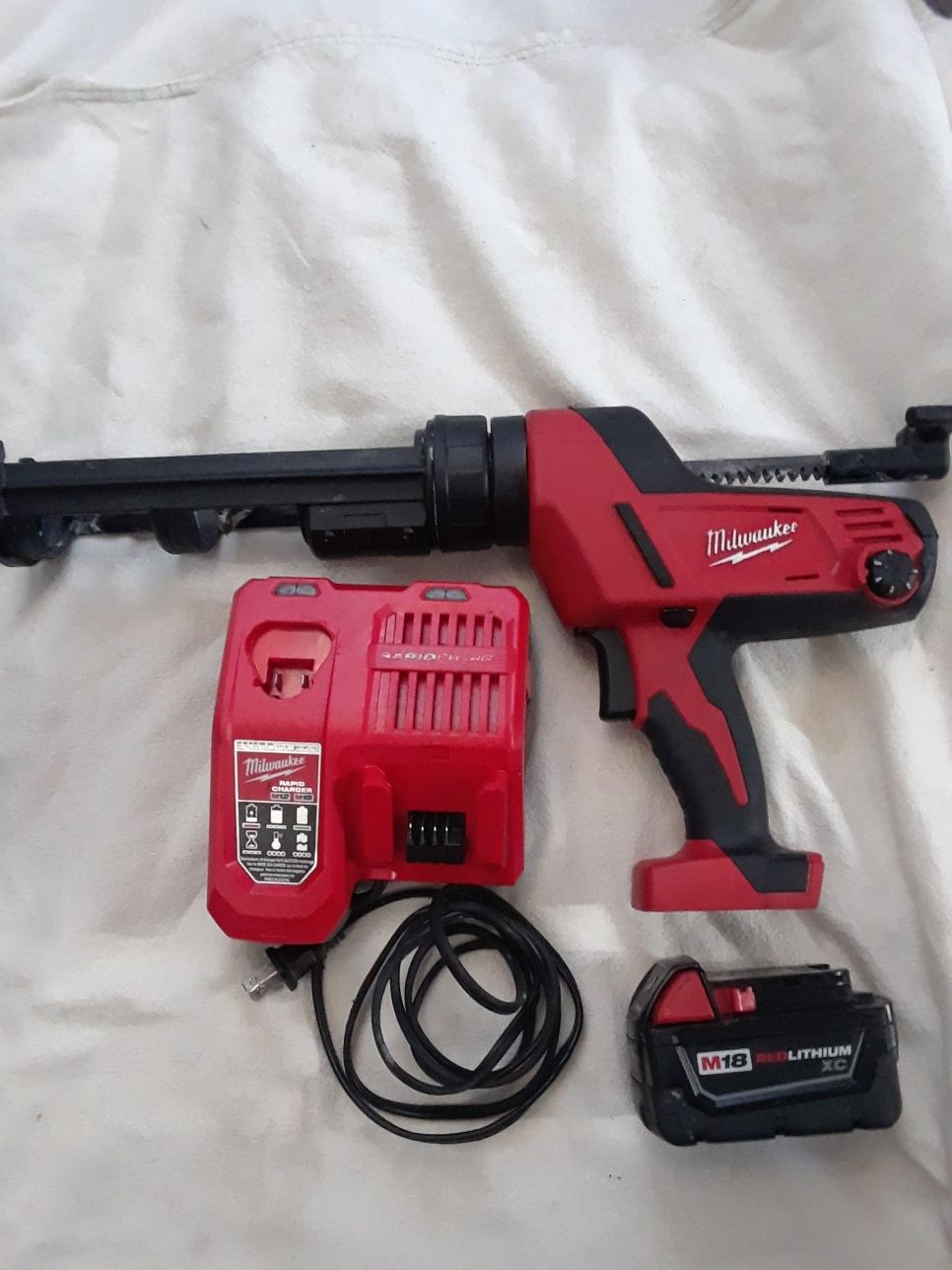 Milwaukee M18 caulk and adhesive gun