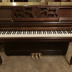 Elegant Young Chang Cabinet Piano For Sale 
