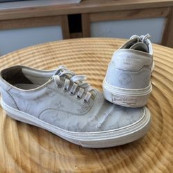 Men’s Authentic Louis Vuitton Sneakers Size 9