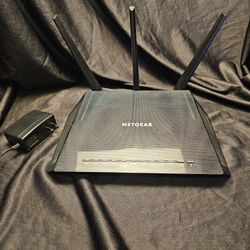 
Netgear Nighthawk R7450 WiFi Router – Fast, Reliable, Great Condition!