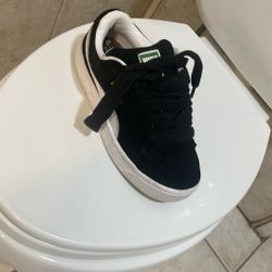 Puma Suede XL Jr 4.5 . Comes with white laces and black and the box aswell.