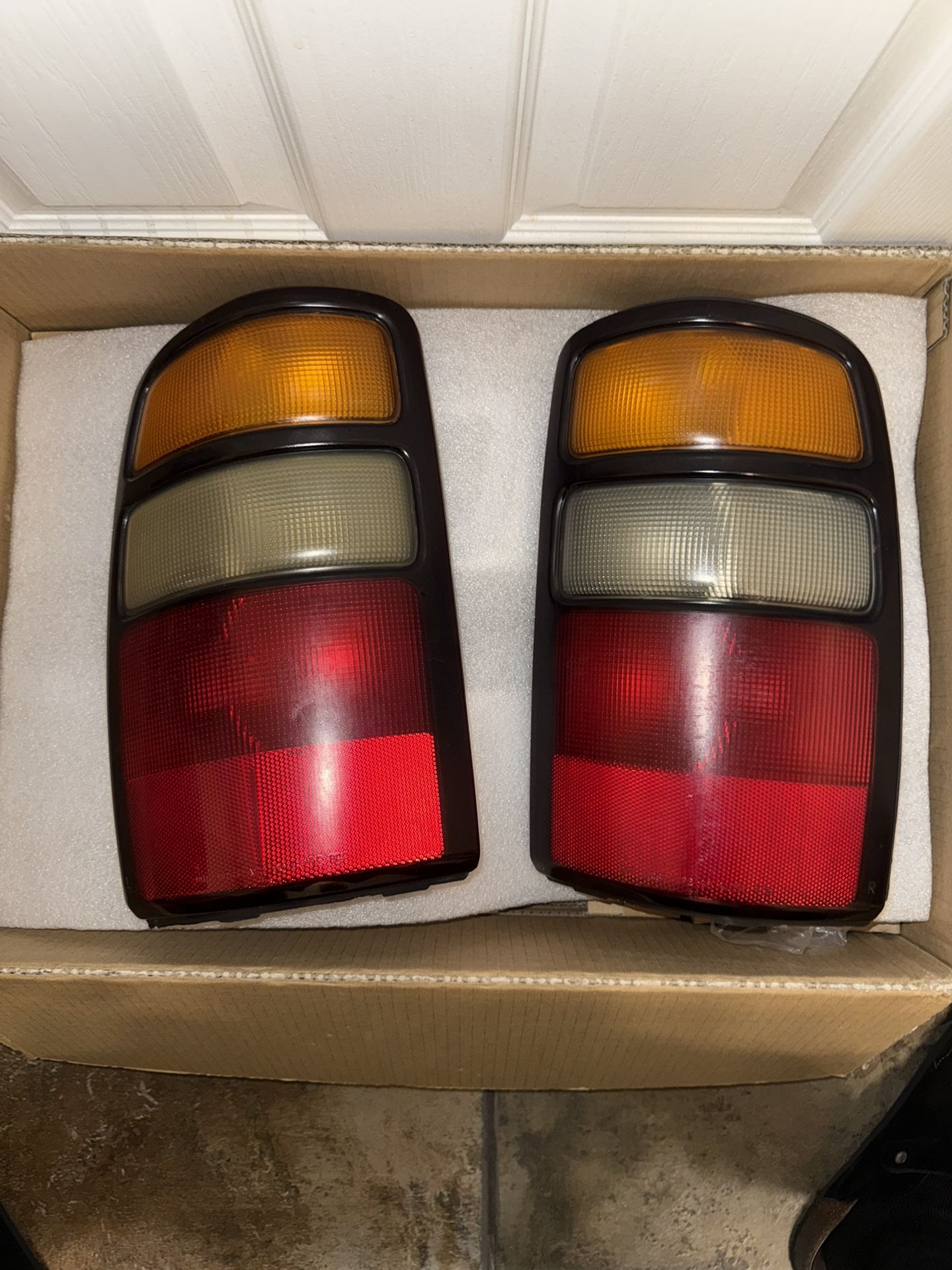 2005 GMC YUKON TAIL LIGHTS