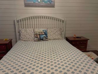 White Wood Spindle bed with mattress