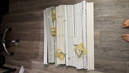Bundle of window blinds / shades