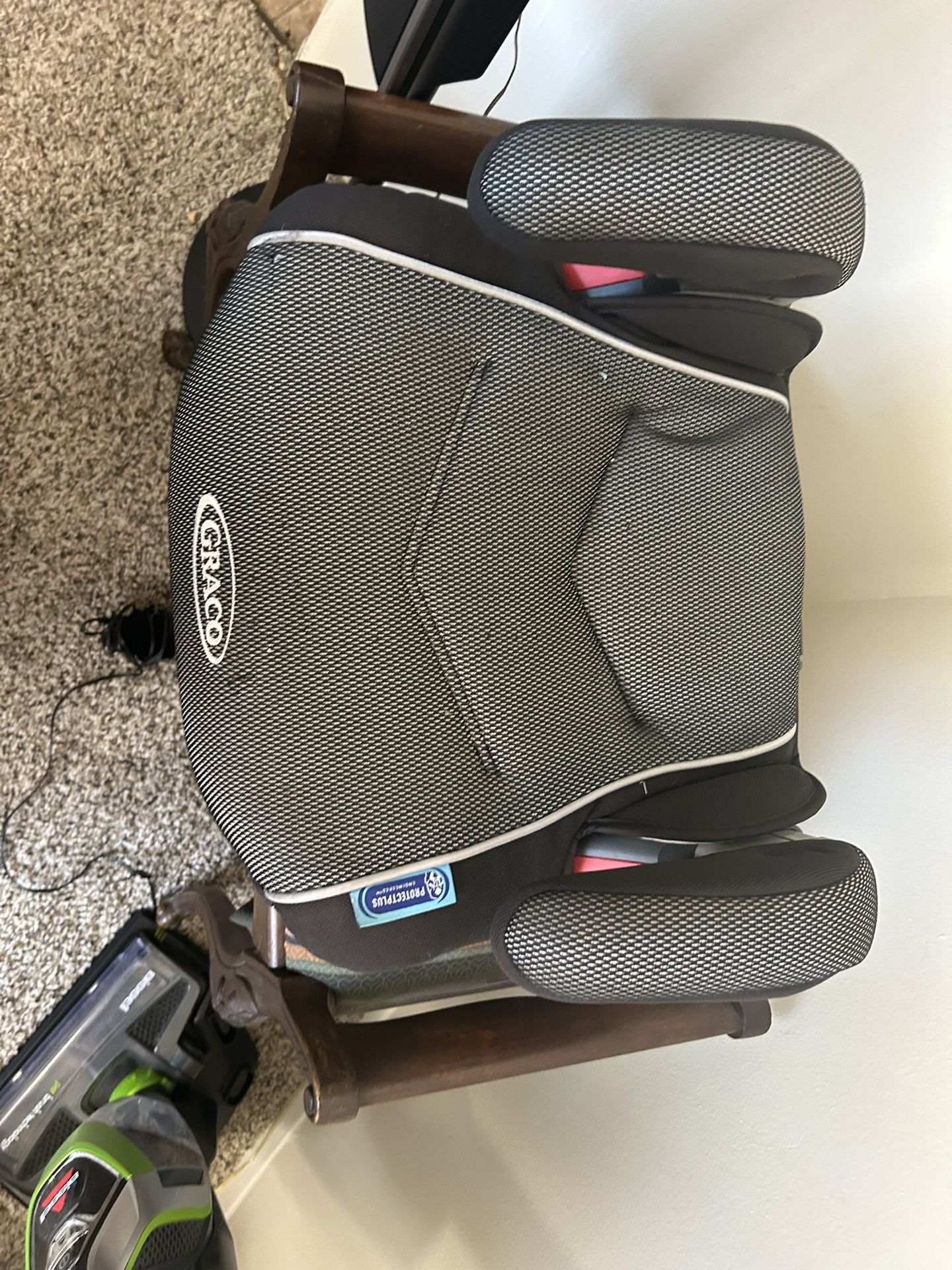 Graco TurboBooster Backless Booster Car Seat In great condition. All proceeds go towards my cancer treatment and recovery. Thank you and godbless