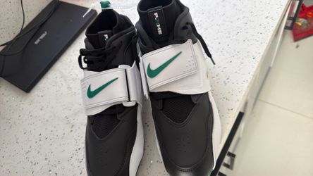 Nike Diamond Turf 93 size 11