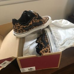 Brand NWT Vans Knu School, 7.5w