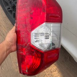 Foco Trasero Izquierdo Tundra 2014