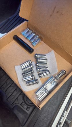 lug nuts with key