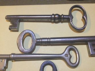 Vintage Keys skeleton old door padlock