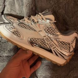 bottegas size 43. LMKK NEED GONE ASAP