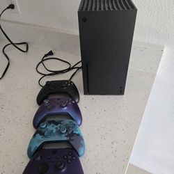 Xbox Series X 1TB--- 4 Controllers 