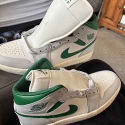 Nike Air Jordan 1 Mid Summit White