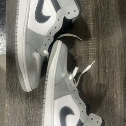 Jordan 1 Mid Light Smoke Grey