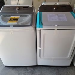 New SAMSUNG Large Capacity 5.0cu Ft Top Load Washer And Gas Dryer Set No Dents 
