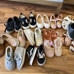 HUGE Lot  Of Baby Girl Clothes & Shoes!!