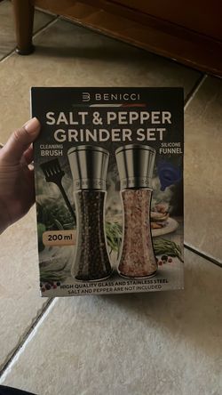 Salt and pepper grinder