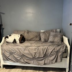 Twin DayBed + New Mattress 