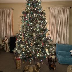 Balsam Hill Christmas Tree Beautiful 8.5 Feet Tall 