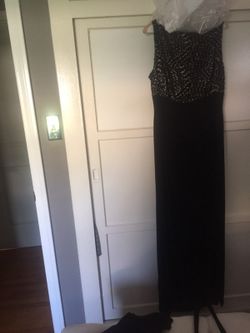 Long beautiful dress just worn 1 time has been cleaned..fits size 12 to 14