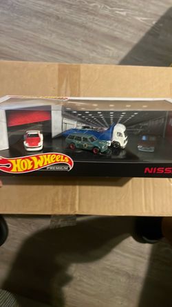 Hot Wheels Premium Nissan Diorama Set