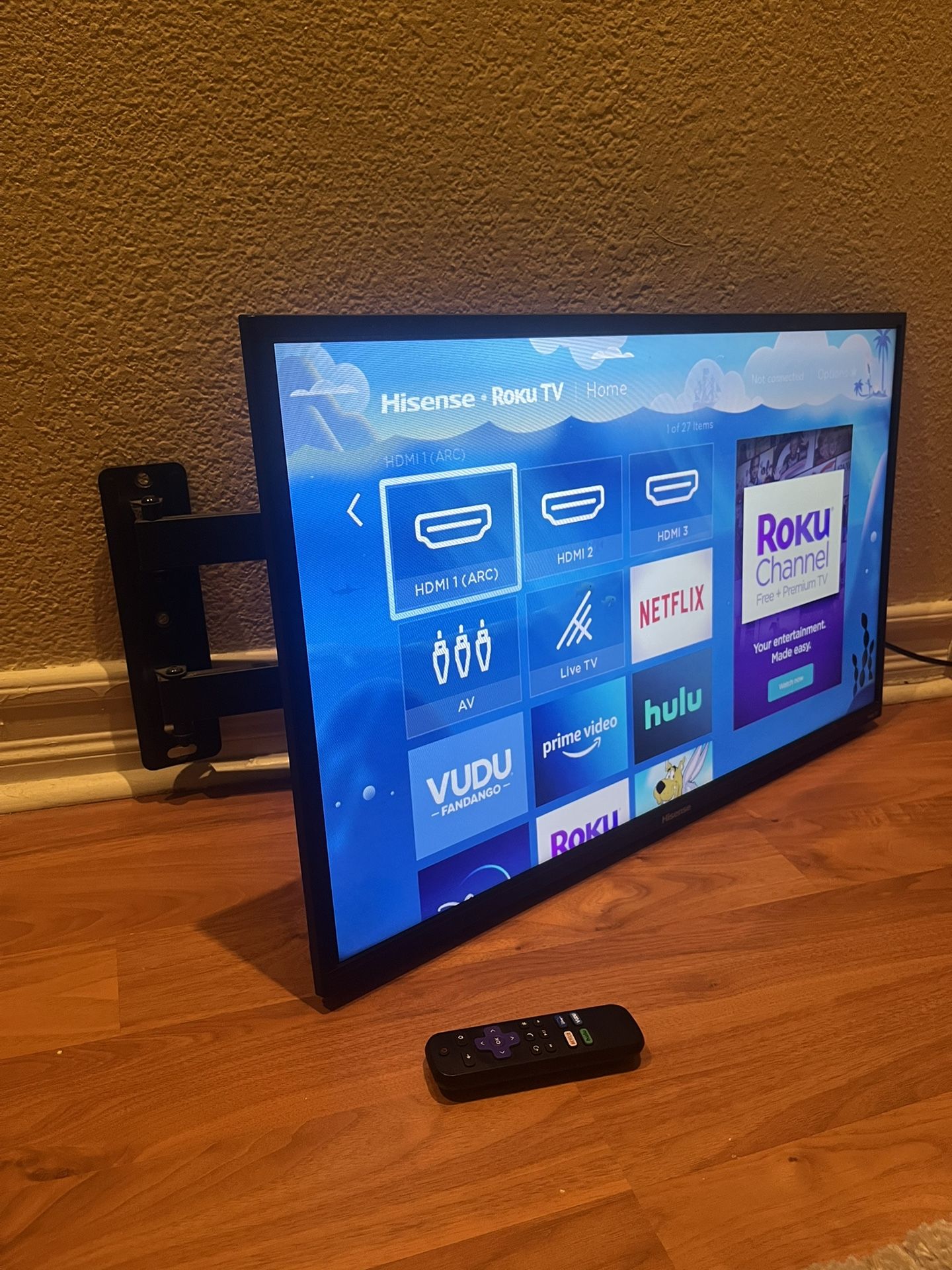 Hisense 32" LED Roku Smart TV w/ Mount