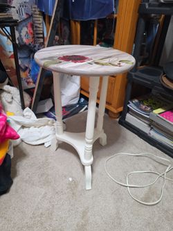 Painted wood end/ coffee table
