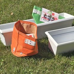 2 Patio Planters 30" & 2 Round Pot Covers 2 Gallon