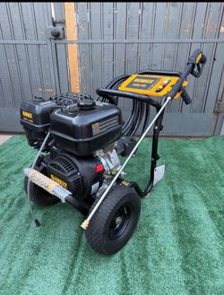 4400 PSI 4.0 GPM Gas Pressure Washer with 420cc Engine, Triplex Pump, Commercial Cold Water Power Washer