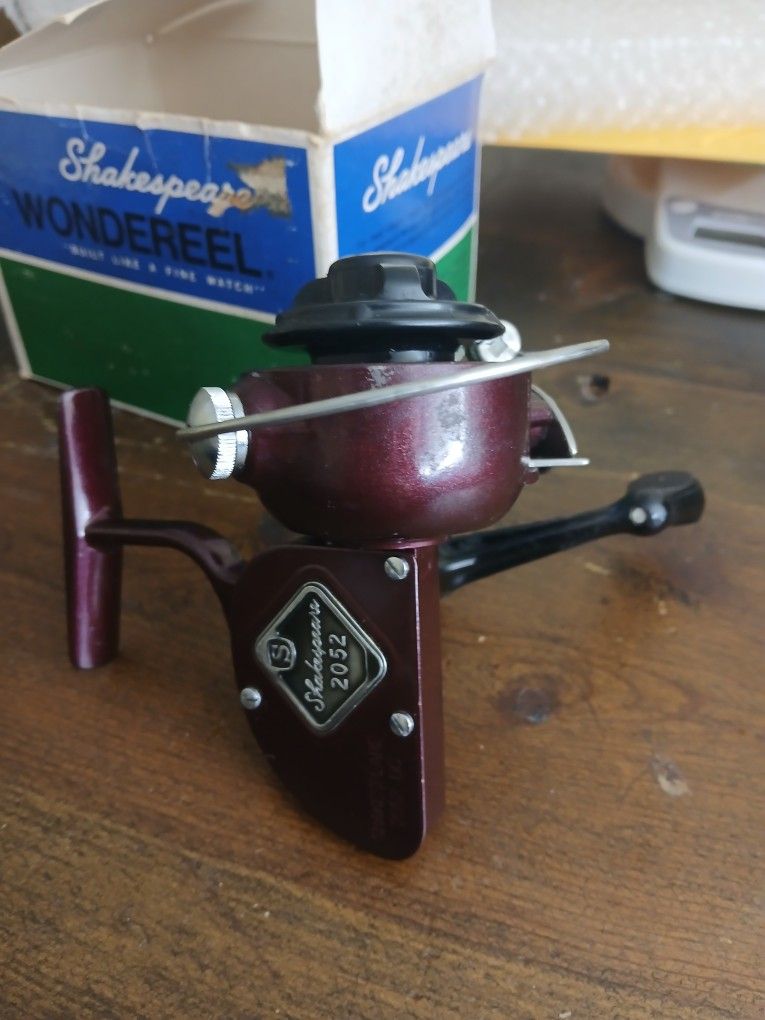 VINTAGE 1970s SHAKESPEARE WONDEREEL ROYAL MAROON model 2052 FISHING REEL